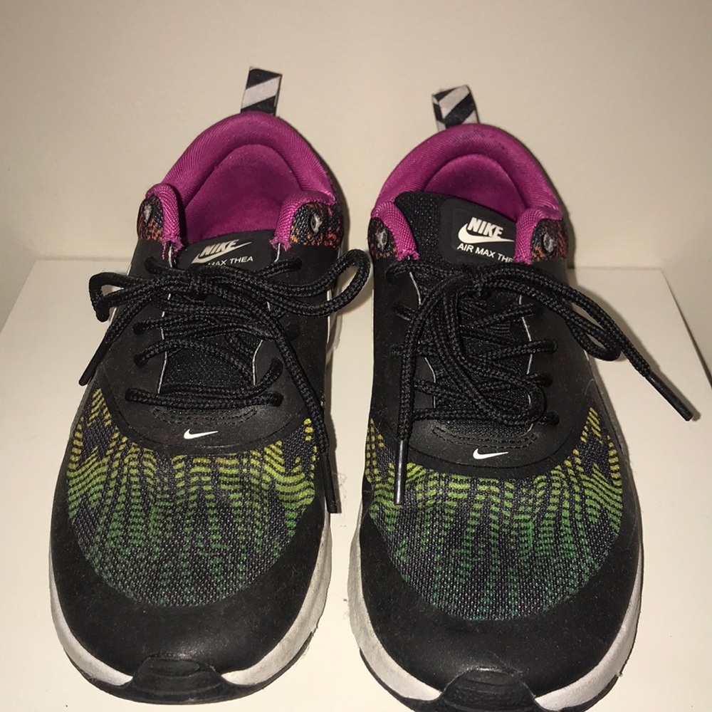 Hardly worn Nike Thea’s